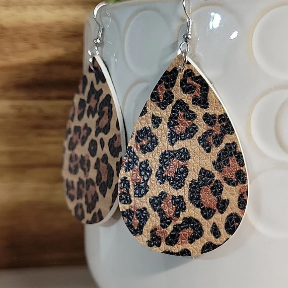 ANIMAL PRINT LEATHER EARRINGS - Picture 6 of 7